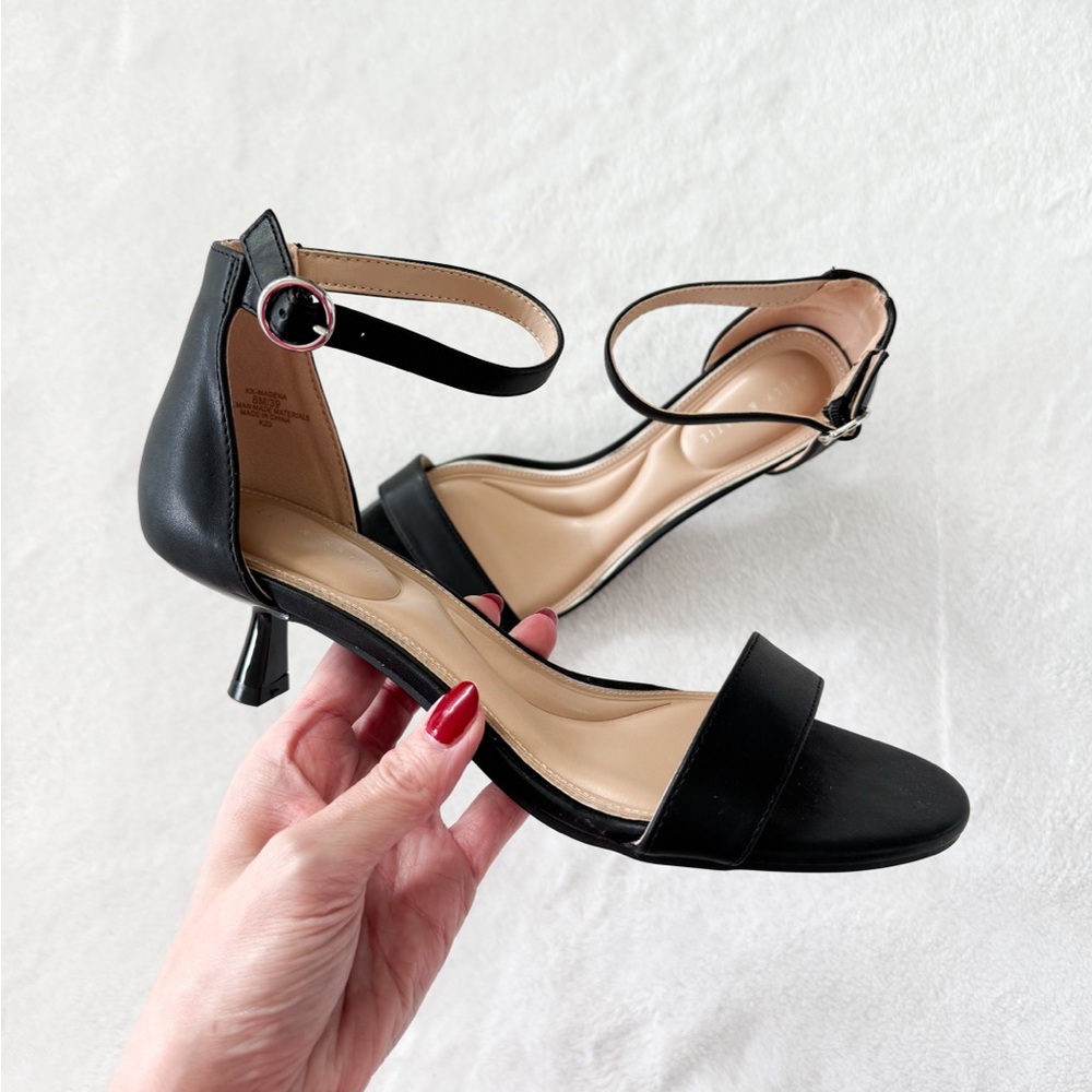 Kelly & Katie Black Ankle Strap Low Heel Sandals Size 8M – New